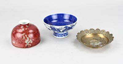 trois petits bols et un petit bol sont posés sur une surface blanche