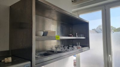 une cuisine équipée d'un évier et d'une fenêtre