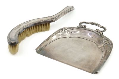 une paire de brosses plaquées argent et une brosse posée sur une surface blanche