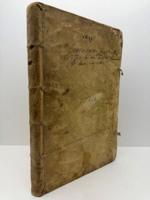 un vieux livre écrit posé sur une table