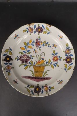 Grand plat en faïence à décor de rinceaux, d'un panier et oi…