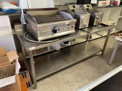 une table équipée d'un grill dans une pièce