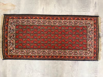 un gros plan d'un tapis rouge posé sur un parquet
