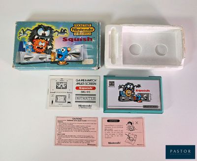 une boîte contenant un jeu, posée sur une table