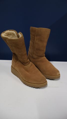 UGG paire de boots en daim taille 37 