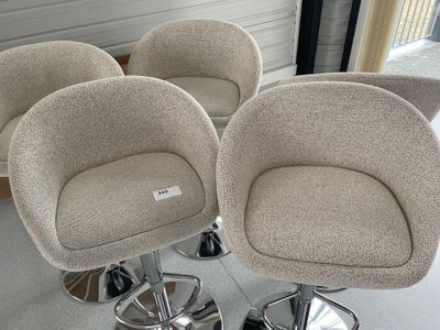 trois chaises alignées, équipées de roulettes, dans une pièce dotée d'une fenêtre