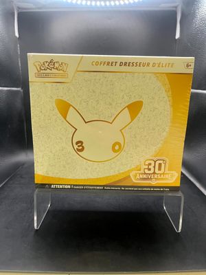 un gros plan d'une boîte sur laquelle figure une figurine de Pokémon