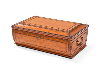 COFFRET À CHÂLES de forme rectangulaire légèrement bombée en…