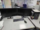 un bureau d'ordinateur équipé de deux écrans et d'un clavier