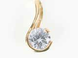 gros plan d'un pendentif en diamant sur fond blanc