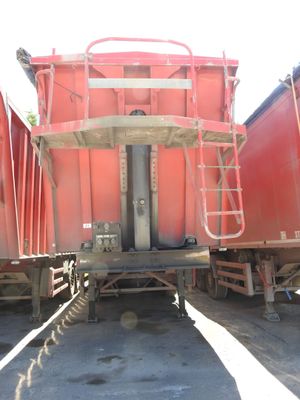 un wagon rouge immobilisé sur les rails