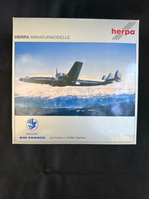 une photo d'une photo d'une maquette d'avion