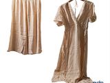deux robes suspendues à un cintre à côté d'une robe suspendue à un cintre