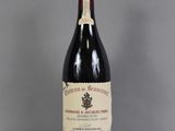 une vieille bouteille de vin posée sur une table