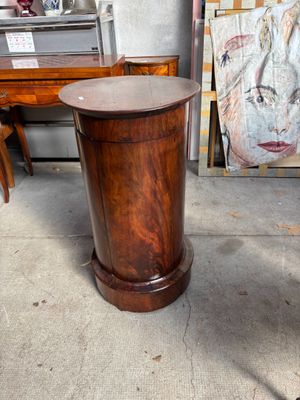 une petite table en bois avec un plateau et un piètement en bois