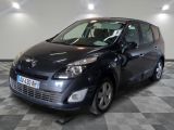 la photo d'une voiture noire garée dans un garage