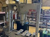 une machine qui se trouve à l'intérieur d'un bâtiment