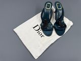 une paire de chaussures bleues posée sur un sac blanc