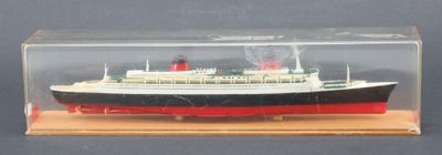 une petite maquette de bateau dans une vitrine