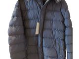 veste matelassée bleue à capuche et fermetures éclair, sur fond blanc