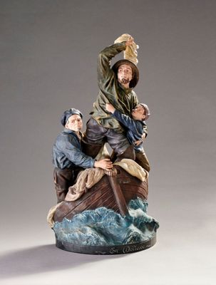 figurine représentant un homme dans un bateau avec deux autres hommes à bord
