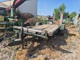 une photo représentant un tracteur et une remorque dans une cour