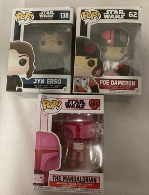 Trois figurines Pop en vinyle de Star Wars sont exposées dans une boîte