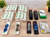 un grand nombre d'objets posés sur une table