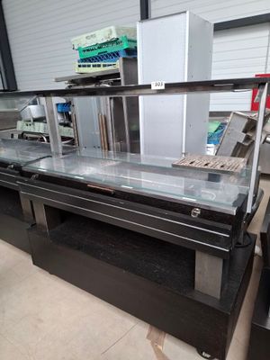 une vitrine en verre au milieu d'un magasin