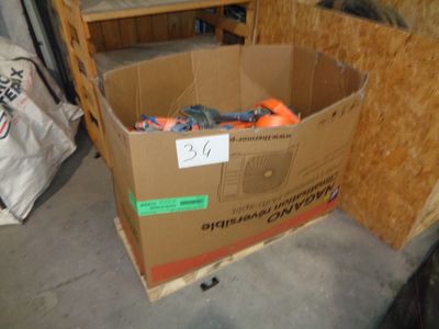 une boîte en carton remplie d'objets divers, dans un garage