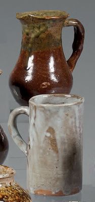 de nombreux types de vases différents posés sur une table