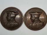 deux médaillons en bronze représentant un homme et une femme
