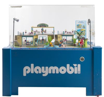 une vitrine bleue contenant un ensemble Playmobil