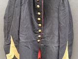 une photo d'un manteau militaire accroché à un mur