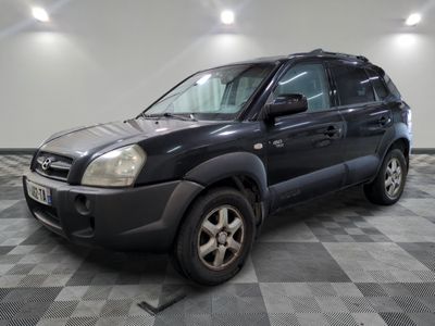 une photo d'un 4x4 noir garé dans un garage