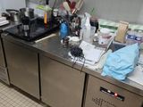 une cuisine avec beaucoup de désordre sur le comptoir