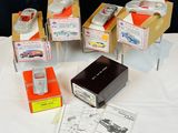 de nombreux modèles réduits de voitures dans des boîtes posées sur une table