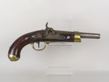 un vieux pistolet avec une crosse en bois et des garnitures en laiton