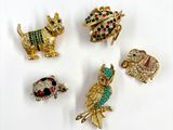 plusieurs broches de différentes couleurs, formes et tailles