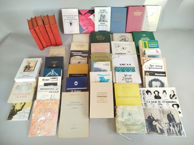 un grand nombre de livres posés sur une table