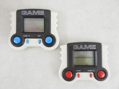 deux manettes de jeu posées l'une à côté de l'autre sur une table