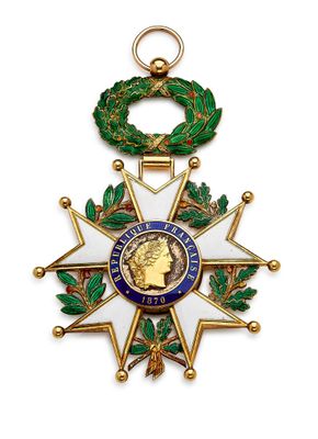 gros plan d'une médaille sur fond blanc