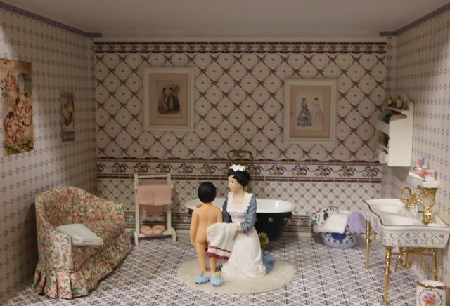 Diorama. Composition miniature, dans une vitrine en bois, vitre e...