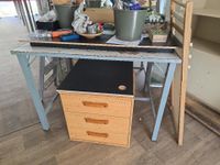 Deux tables de travail au piétement métal (vides)