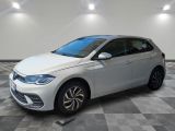 une Volkswagen e-Golf blanche garée sur un sol à damier