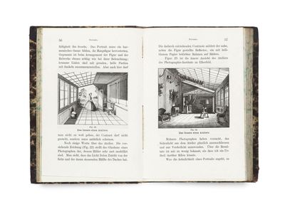 un livre ouvert contenant des photos d'un salon