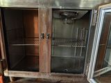 la porte ouverte d'un four en acier inoxydable dans une cuisine