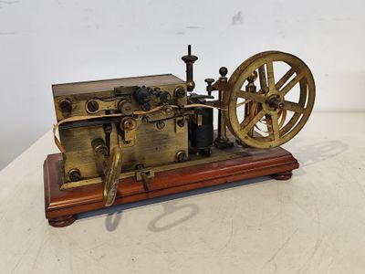 une petite maquette de machine à vapeur posée sur une table