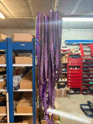 un ruban violet suspendu à un porte-vêtements dans un entrepôt