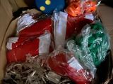 une boîte en carton remplie d'objets hétéroclites